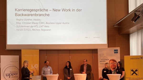 Podiumsdiskussion mit sechs Personen stehend in Vortragsraum