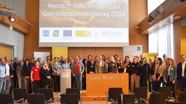 Großes Gruppenbild mit allen Teilnehmer vom Getreidetechnologietag im Vortragsraum