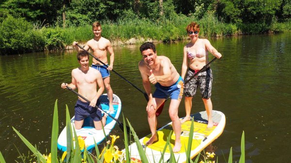 Leute auf Paddleboards im Wasser