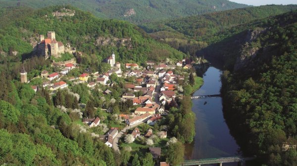 Luftbild Hardegg mit Fluss Thaya