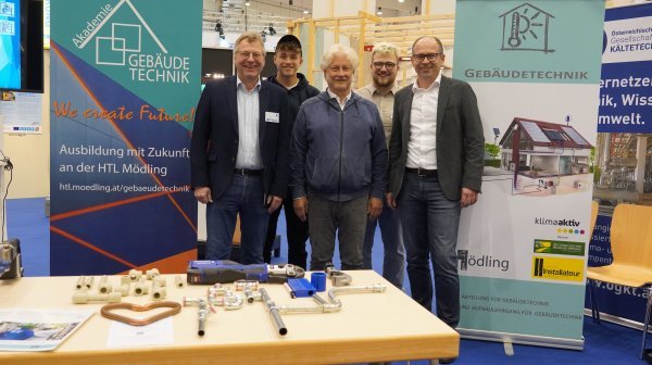 Gruppenfoto mit fünf Personen beim HTL-Messestand