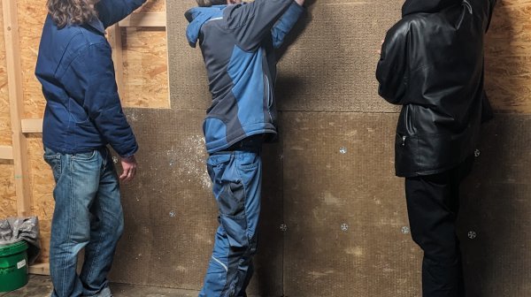 Drei Personen am Bau