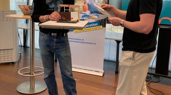 Zwei Personen tragen etwas vor