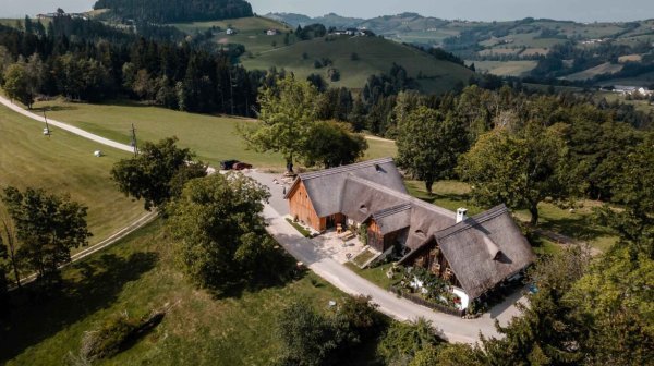 Luftaufnahme von einem Hof und Landschaft