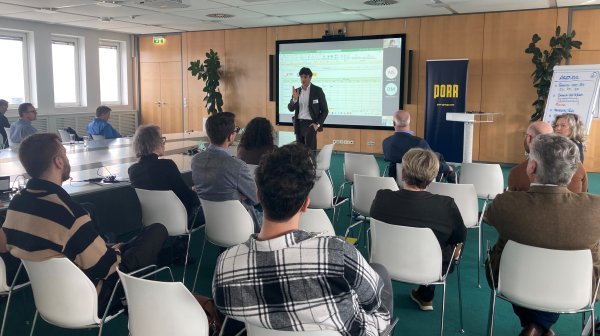 Publikum hört Vortragendem zu