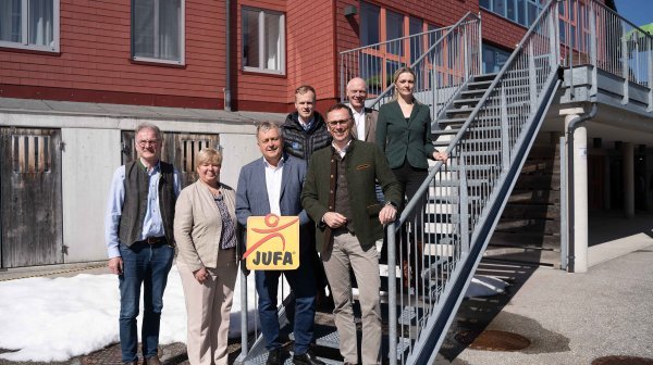 Gruppenfoto von Personen auf einer Stiege