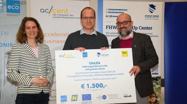 Drei Personen stehen nebeneinander für Foto