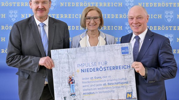 Drei Personen halten Informationstafel