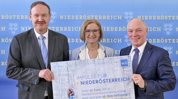 Drei Personen halten Informationstafel