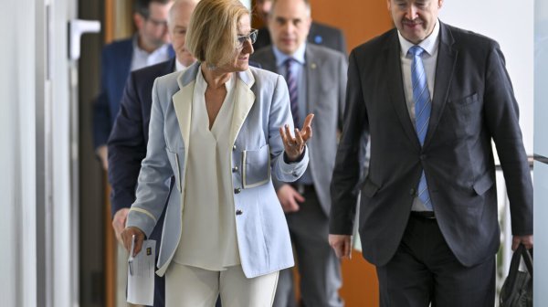 Zwei Personen gehen nebeneinander