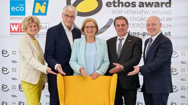 Gruppenfoto 5 Personen hinter gelben Sessel vor ethos award Zip up