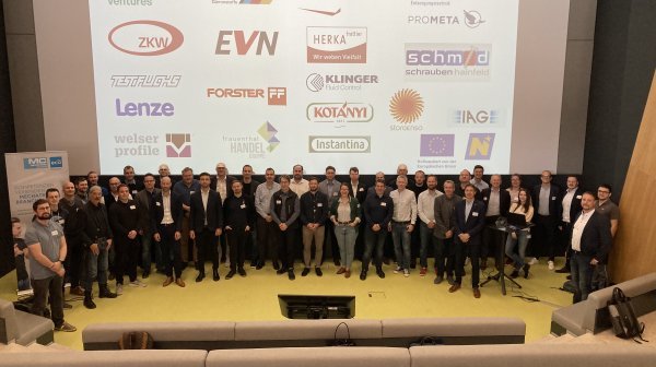 Gruppenfoto vor Leinwand mit Logos