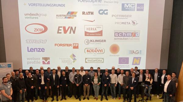 Gruppenfoto vor Leinwand mit Logos