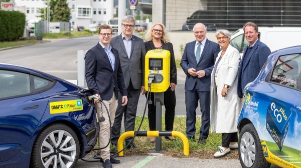 Gruppenfoto bei der E-Ladestation