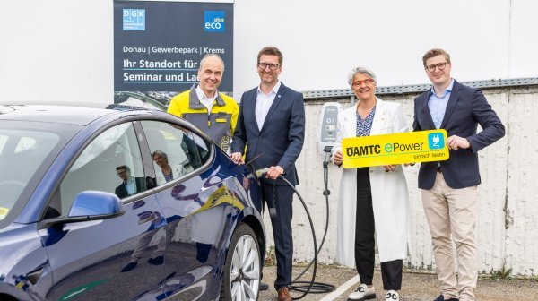 Gruppenfoto bei der E-Ladestation