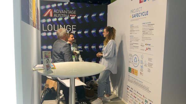 Gesprächssituation von 3 Personen auf der NPE Messe 2024