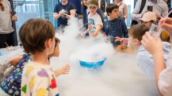 Experiment mit Trockeneis mit begeisterten Kindern