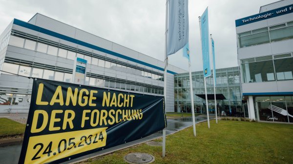 Beschilderung Lange Nacht der Forschung vor TFZ Wiener Neustadt