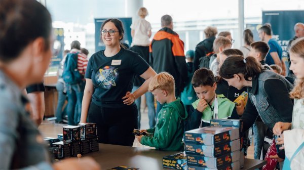 Viel Publikum im großen Veranstaltungssaal im TFZ Wiener Neustadt
