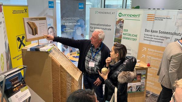 Mann deutet auf Roll-up