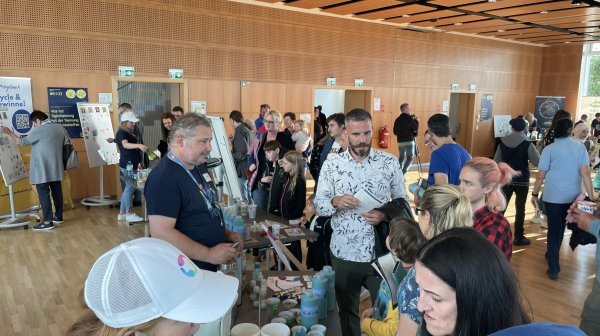 Raum voller Menschen