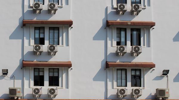 Air Conditioner an Gebäudewand