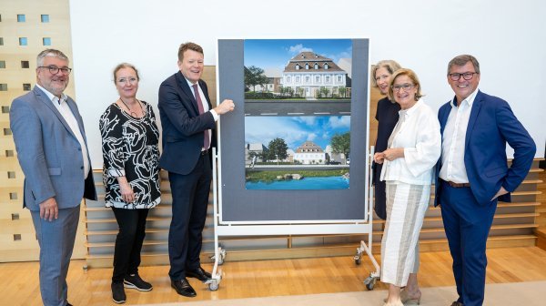mehrere Personen stehen nebeneinander 