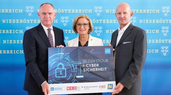 drei Personen stehen in einer Reihe und halten eine Fototafel  mit Cyber Sicherheit