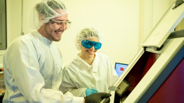 Zwei Forscher bei der Arbeit