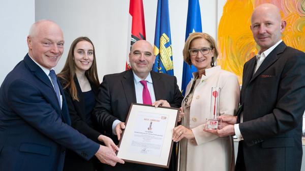 Preisverleihung: drei Herren und zwei Damen halten Urkunde 