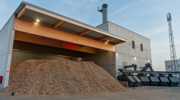 Lagerhalle mit Biomasse