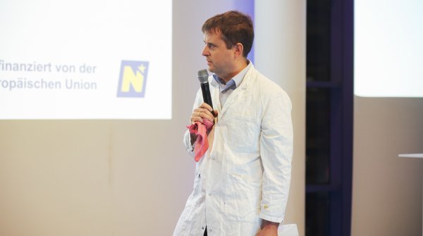 Mann bei seinem Pitch auf der Bühne